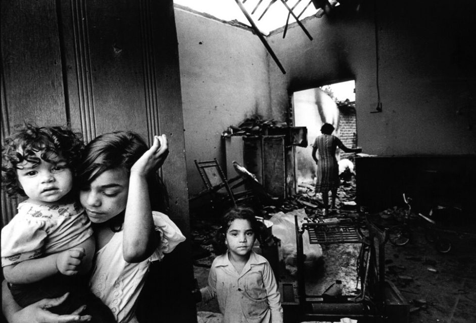 El Salvador, augustus 1990. Woman and children in a destroyed house. 