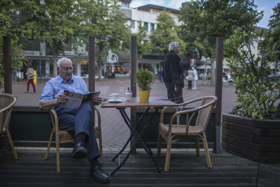 Dr. Ernest Far was born in 1936 in Jaffa, Palestine. In 1948 they fled Jerusalem by taxi to Amman, the capital of Jordan. Dr. Ernest Far eventually started a new life in Bonn, Germany, where he lives until today.
