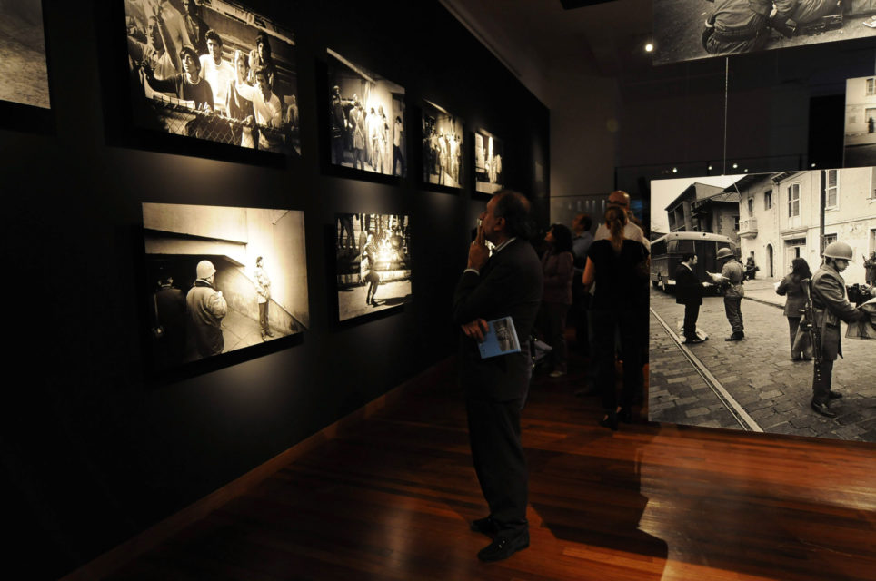 Installationshot: Koen Wessing: Indelible Images, Gam, Santiago, Chile (08/03 - 30/04/2011)