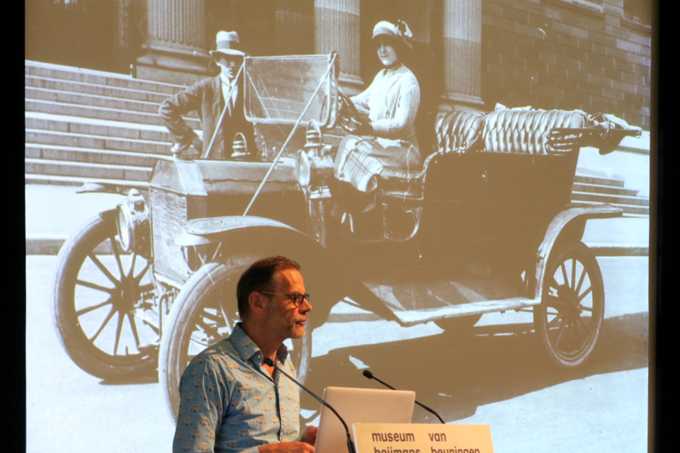 Photographer and Volkskrant columnist Hans Aarsman introduced the book to the audience. 