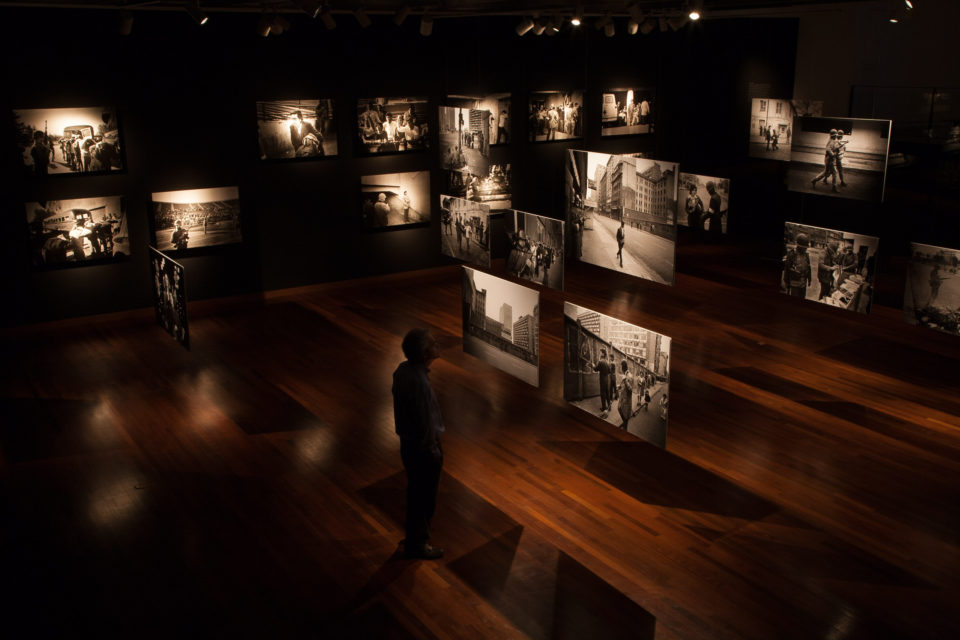 Installationshot: Koen Wessing: Indelible Images, Gam, Santiago, Chile (08/03 - 30/04/2011)