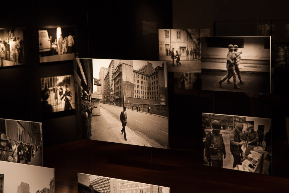 Installationshot: Koen Wessing: Indelible Images, Gam, Santiago, Chile (08/03 - 30/04/2011)