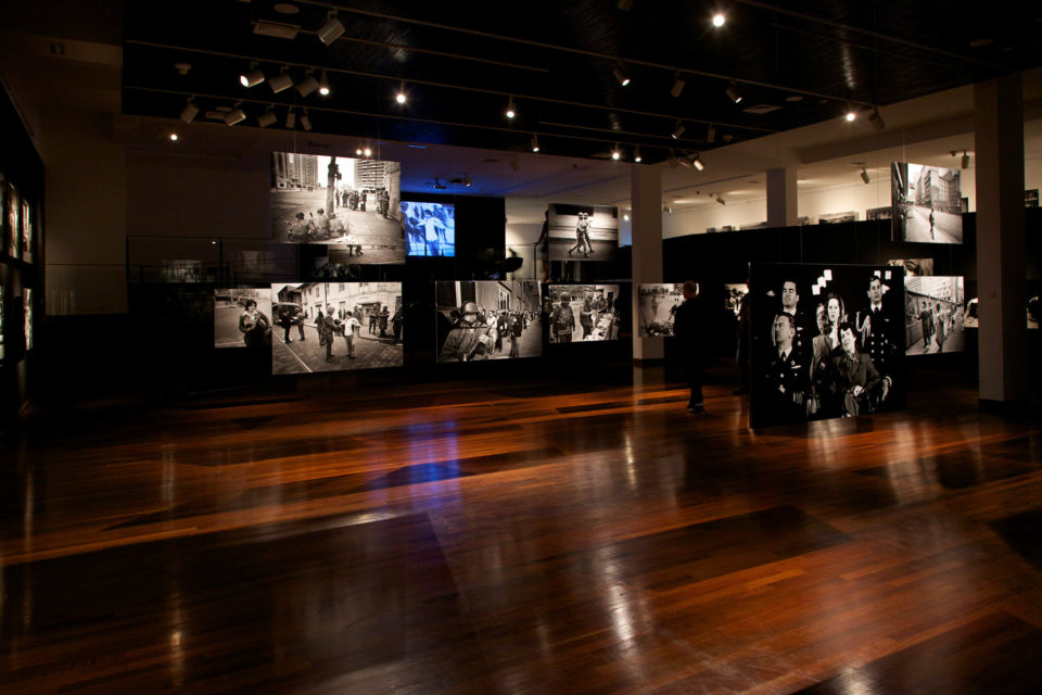 Installationshot: Koen Wessing: Indelible Images, Gam, Santiago, Chile (08/03 - 30/04/2011)