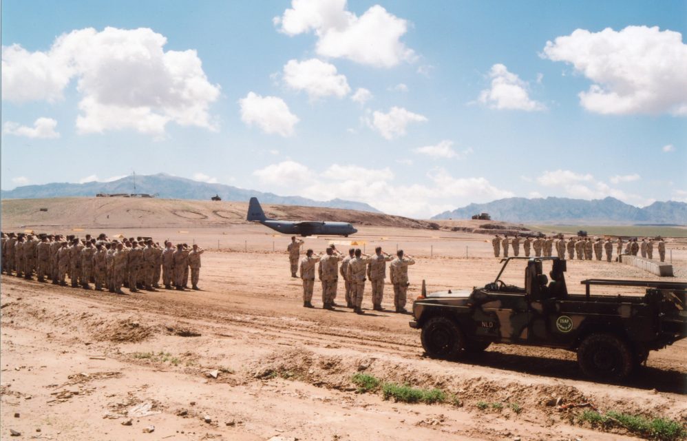 Salute at Camp Holland for
the dead Private First Class
Azdin Chadli on his flight
home.// Uruzgan, Afghanistan 08.04.2009