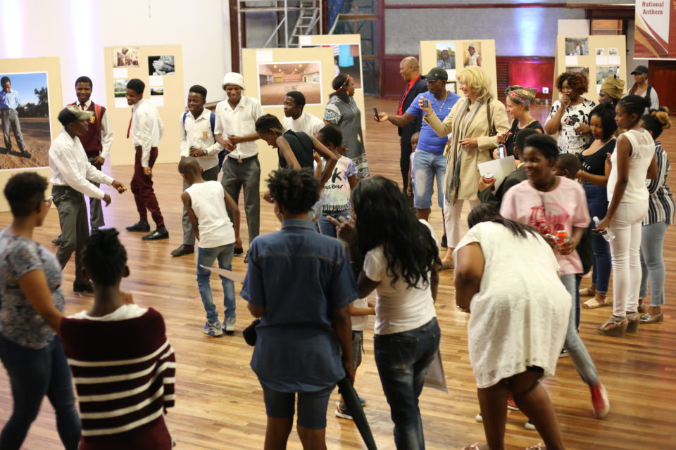 A festive Closing Party in the exhibition with of course some dancing. 