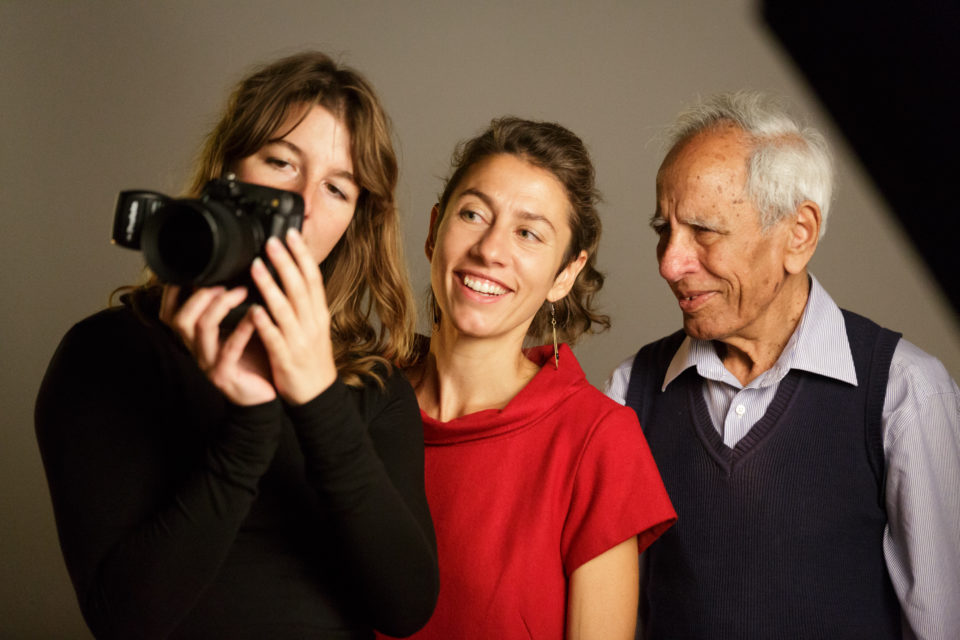 Robin de Puy shows one of her photos to a portrayed father and daughter. 